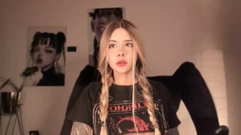 Nat  Independent model  Please help me to reach 200 thumbs up online show from February 24, 2026, 2:53 am