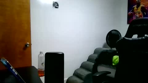 buffsexyman24 online show from April 1, 2026, 12:00 am