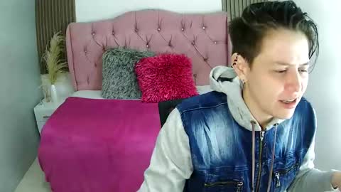 Snapshot of bug2025 chatting on February 18, 2026, 2:40 am bug2025 online show from February 18, 2026, 2:40 am