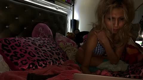 Snapshot of buttercupbimbo chatting on January 21, 2025, 5:41 pm buttercupbimbo online show from January 21, 2025, 5:41 pm