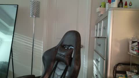 butterfly booty online show from April 1, 2026, 12:39 pm