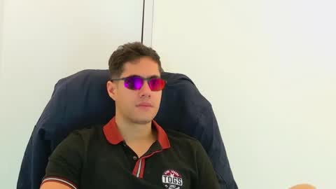 camara110 online show from November 14, 2025, 7:12 pm