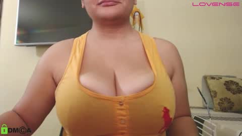 Snapshot of camiilahotxxx chatting on October 3, 2025, 4:37 pm Camila online show from October 3, 2025, 4:37 pm