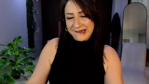 Snapshot of camil_milfdream chatting on May 25, 2026, 11:05 am Camil online show from May 25, 2026, 11:05 am