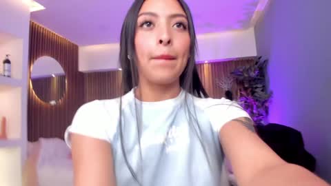 Snapshot of camila_dupont chatting on December 18, 2024, 10:02 pm Camila online show from December 18, 2024, 10:02 pm