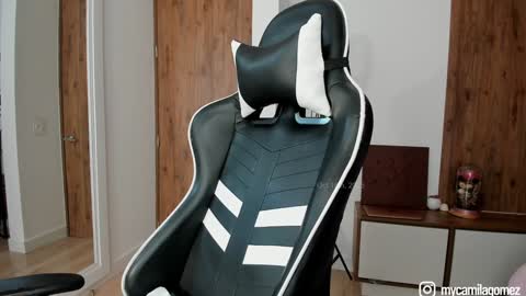 Camila online show from October 18, 2025, 2:18 pm