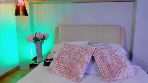 Snapshot of camille_lynn chatting on September 30, 2025, 1:43 am Camille Lynn online show from September 30, 2025, 1:43 am