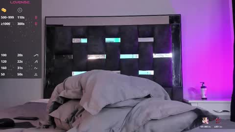   INDEPENDENT MODEL online show from February 23, 2025, 5:01 am