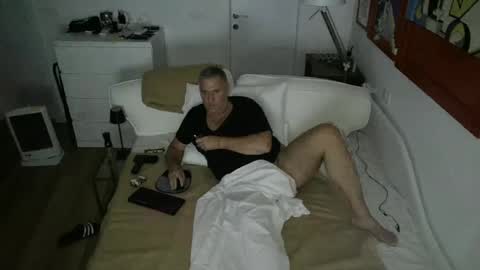 Snapshot of camunication chatting on February 14, 2025, 9:21 pm camunication online show from February 14, 2025, 9:21 pm