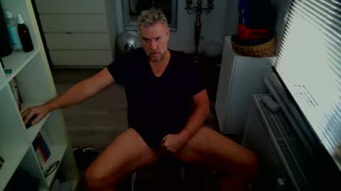 Snapshot of camunication chatting on December 1, 2025, 10:09 am camunication online show from December 1, 2025, 10:09 am