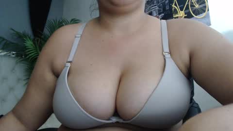 Snapshot of candiapole chatting on September 19, 2025, 1:01 pm Candy online show from September 19, 2025, 1:01 pm