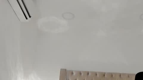 Candie  online show from January 16, 2026, 12:31 pm