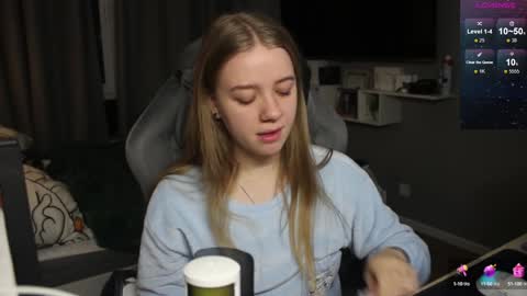 Snapshot of candy_meggie chatting on December 9, 2024, 4:37 pm Megan online show from December 9, 2024, 4:37 pm