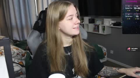 Snapshot of candy_meggie chatting on December 11, 2024, 9:19 am Megan online show from December 11, 2024, 9:19 am