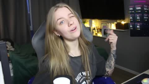 Snapshot of candy_meggie chatting on December 17, 2024, 1:27 pm Megan online show from December 17, 2024, 1:27 pm