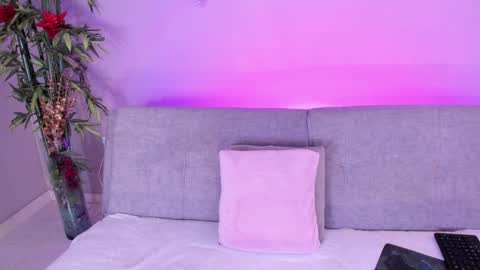 Isabella online show from December 5, 2024, 12:33 pm