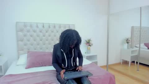 Carla online show from January 5, 2026, 7:39 pm