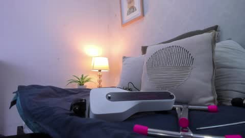 Snapshot of caroline_dh chatting on April 17, 2026, 11:35 am Caroline online show from April 17, 2026, 11:35 am