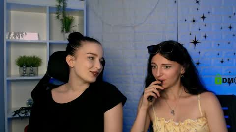 Snapshot of caroline_honeyy chatting on May 25, 2026, 12:22 pm Caroline online show from May 25, 2026, 12:22 pm