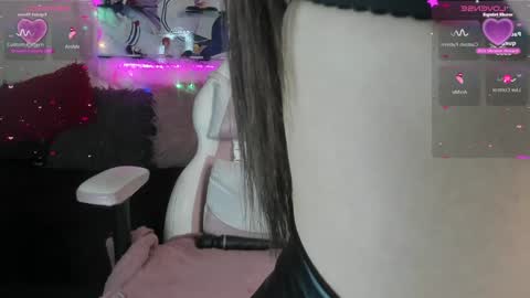 Snapshot of caroline_lenox chatting on January 7, 2025, 6:59 am Caroline Lenox online show from January 7, 2025, 6:59 am