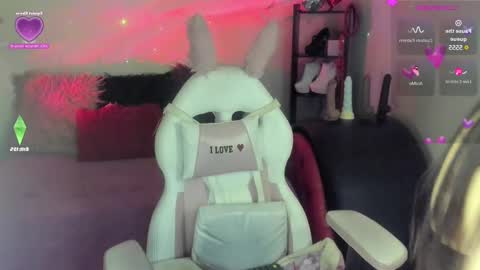 Snapshot of caroline_lenox chatting on February 24, 2025, 5:11 am Caroline Lenox online show from February 24, 2025, 5:11 am