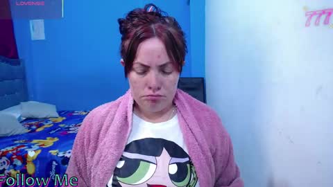 Snapshot of carolinhe_ chatting on June 7, 2026, 3:27 pm Carolinhe online show from June 7, 2026, 3:27 pm