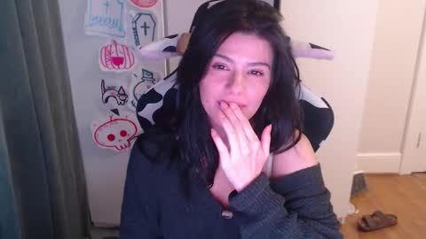 cassiealvarez online show from October 28, 2025, 3:54 am