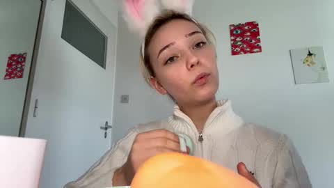 Olivia online show from March 6, 2026, 10:01 am