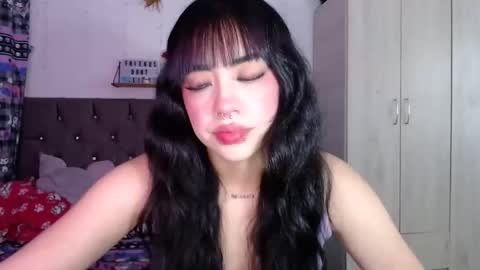 Mila online show from November 7, 2025, 7:52 am