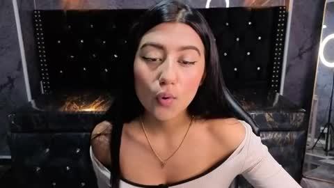 Snapshot of catalella_little_b chatting on June 1, 2026, 7:48 pm catalella_little_b online show from June 1, 2026, 7:48 pm