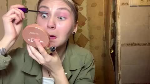 Lola online show from October 30, 2025, 9:15 pm