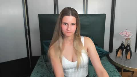 Snapshot of catringood chatting on May 19, 2026, 7:47 am CatrinGood online show from May 19, 2026, 7:47 am