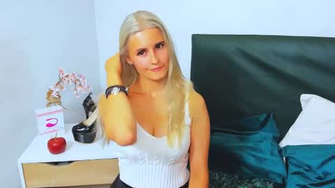 Snapshot of catringood chatting on August 4, 2026, 9:01 am CatrinGood online show from August 4, 2026, 9:01 am