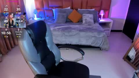 catti_brie_ online show from November 11, 2025, 11:54 am