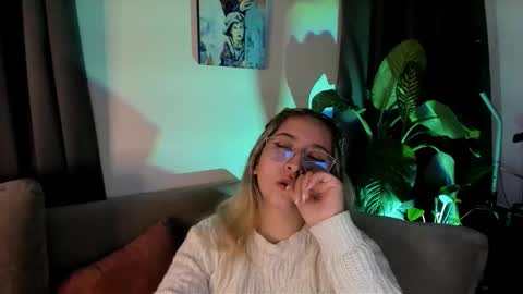 Snapshot of ccuteass chatting on December 9, 2024, 10:09 pm ccuteass online show from December 9, 2024, 10:09 pm