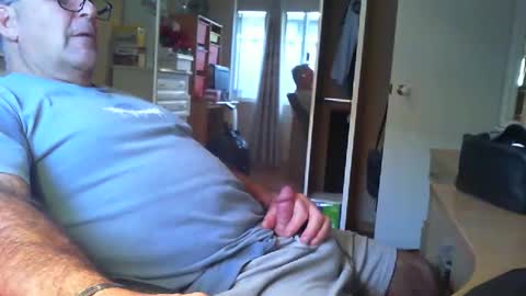 Snapshot of chalkstall chatting on October 22, 2025, 9:31 am Chalky online show from October 22, 2025, 9:31 am