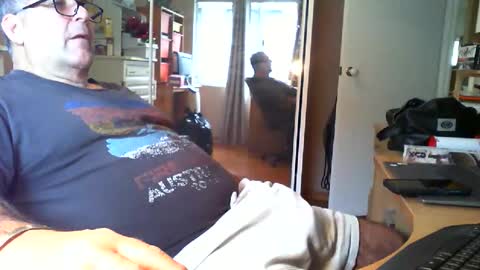 Snapshot of chalkstall chatting on October 28, 2025, 11:07 pm Chalky online show from October 28, 2025, 11:07 pm