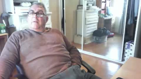 Snapshot of chalkstall chatting on May 18, 2026, 7:36 am Chalky online show from May 18, 2026, 7:36 am