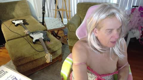 Snapshot of charli_girl chatting on April 7, 2026, 10:42 pm Charli online show from April 7, 2026, 10:42 pm