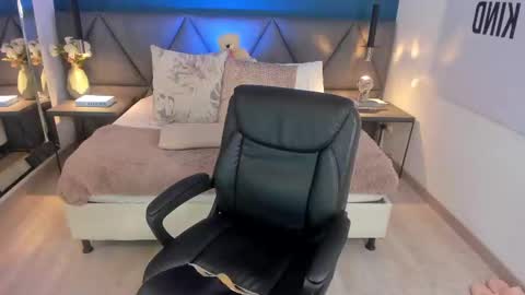 Snapshot of charlotte_copper chatting on February 18, 2025, 2:27 pm Charlotte online show from February 18, 2025, 2:27 pm