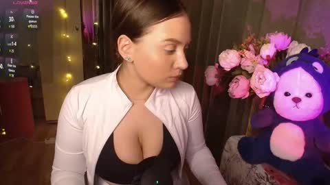 Kira online show from September 25, 2025, 8:23 pm