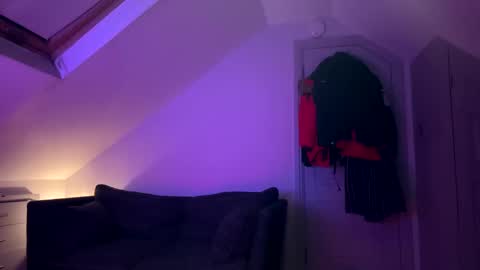 Snapshot of cheekylondon70 chatting on December 4, 2024, 10:19 pm Cheekylondon online show from December 4, 2024, 10:19 pm