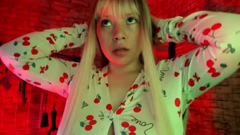 Snapshot of cherry_xoxx chatting on October 24, 2025, 11:39 am online show from October 24, 2025, 11:39 am