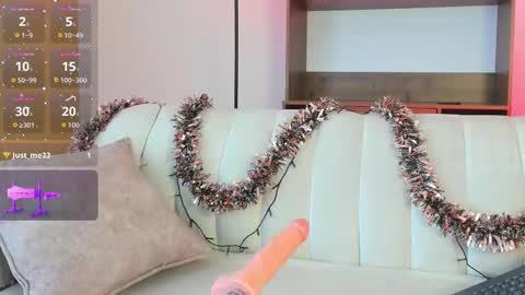 Mia online show from December 2, 2025, 8:04 pm