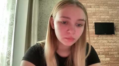 Snapshot of cherryleija chatting on July 3, 2026, 7:37 am Lei online show from July 3, 2026, 7:37 am