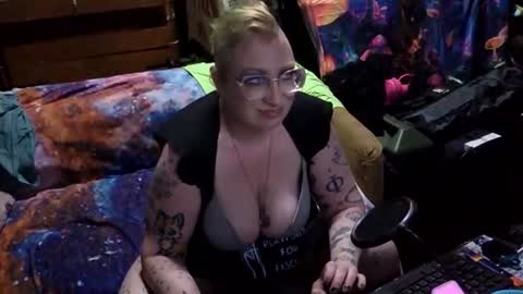 CurvySiren online show from April 16, 2026, 5:52 am