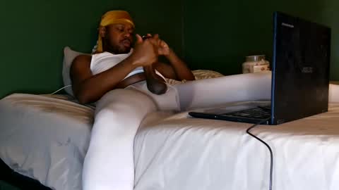 Snapshot of chicagothirdleg chatting on March 6, 2026, 6:32 am Que online show from March 6, 2026, 6:32 am