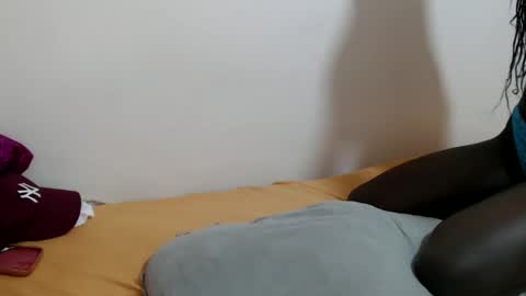 chichie_ online show from May 8, 2026, 9:25 am