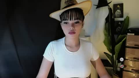 Snapshot of chixies_ladies chatting on June 17, 2026, 1:41 am chixies_ladies online show from June 17, 2026, 1:41 am