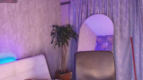Snapshot of chloe_bronze chatting on May 28, 2026, 8:17 pm Chloe online show from May 28, 2026, 8:17 pm